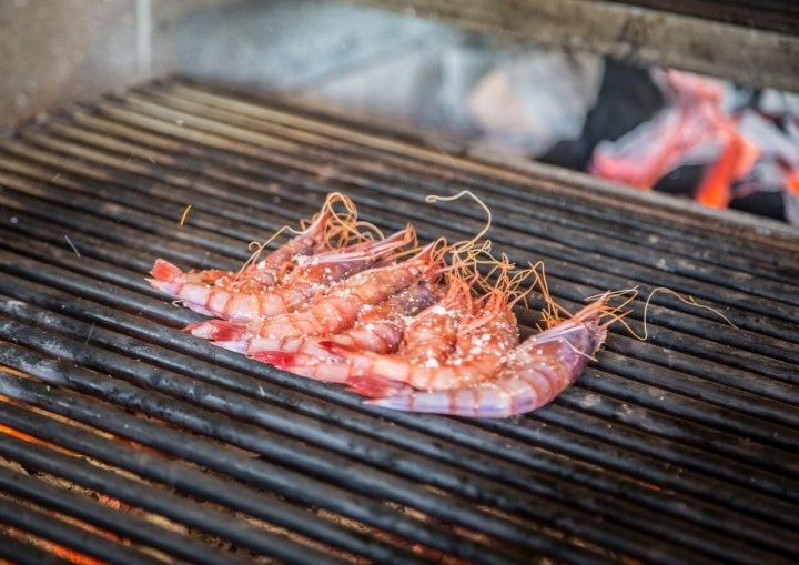 ¿Quién se puede resisitir a estas gambas a la parrilla como aperitivo? Foto: Pez Fuego.