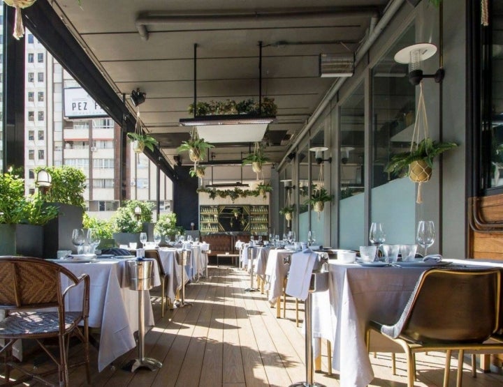 La terraza del restaurante es uno de esos refugios, por Plaza de Castilla, donde reponer fuerzas. Foto: Pez Fuego.