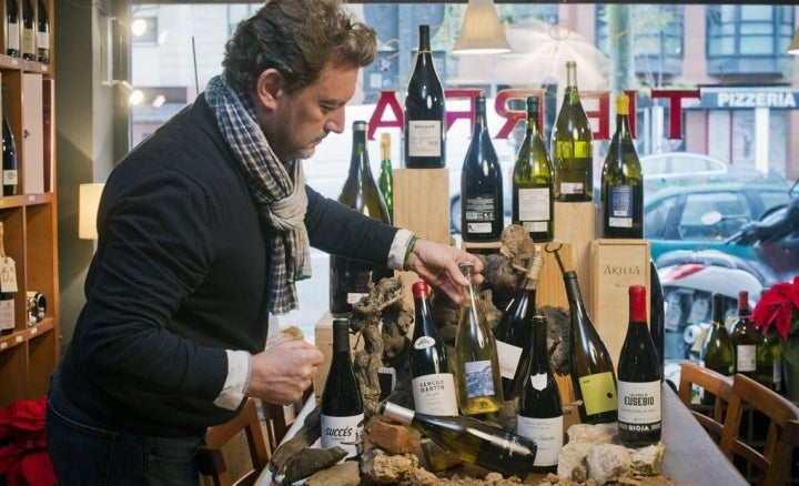 El sumiller Xavier Saludes en Vinoteca Tierra.