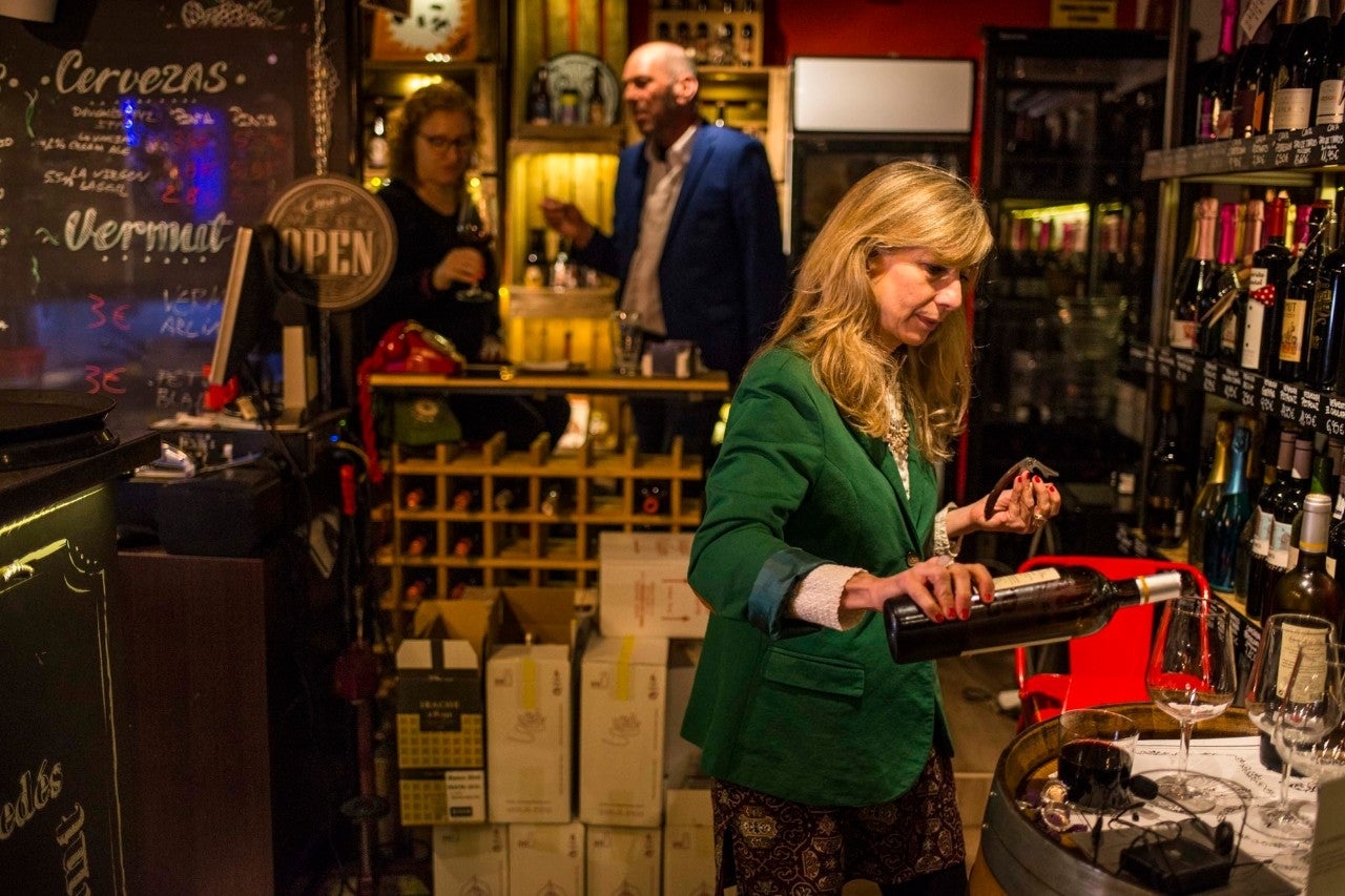 Ana Martín de La Rosa de Bodegas juliana de Villarprado de Madrid presenta yprepara la cata de sus vinos en el BAr Vino Pasión de Galapaga