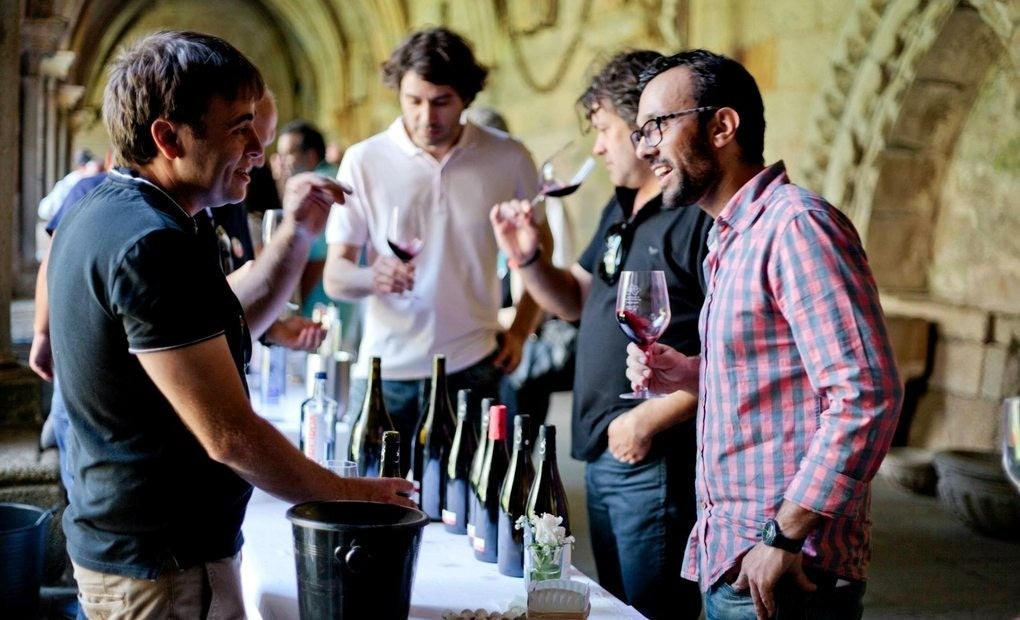 Entre vinos. Foto: Emoción dos Viños.