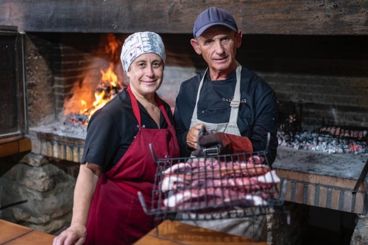 Los padres de Daniel, Jose Julián Sevilla y Josefina Medina, están al frente de la cocina.