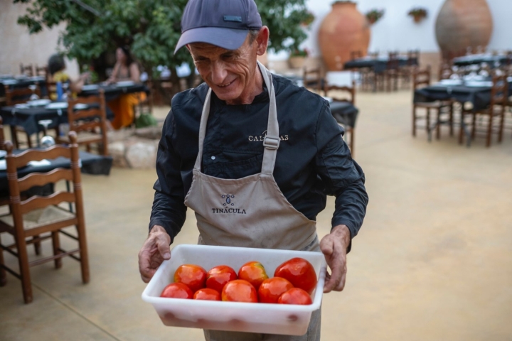 El producto estrella es el tomate, cultivado con mimo junto a la bodega.