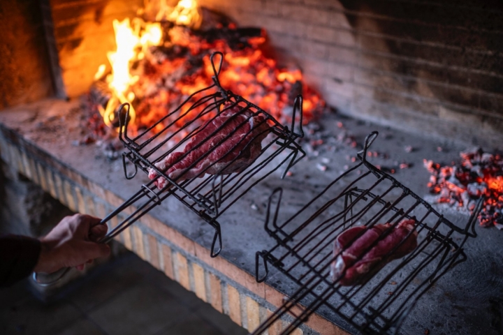 Chuletas, solomillo, secreto ibérico y pierna de cordero brillan en esta asador.