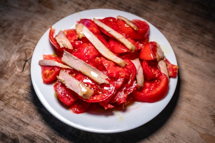 Una ensalada de ventresca con los tomates de su huerta justifica por sí sola la visita.