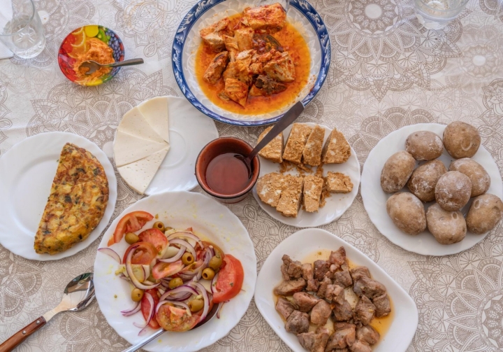 Comida preparada por Luisa, tortilla con verduras de la huerta, ensalada, carne fiesta, patatas con mojo y atún en mojo.