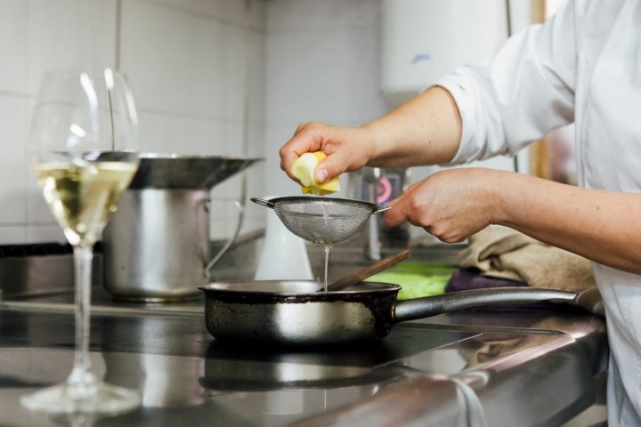 Para preparar la salsa del rodaballo, se agrega un limón mientras se reduce el cava.