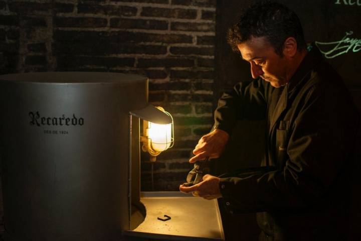 Bodega Recaredo: Jordi Mata degollando una botella de manera manual