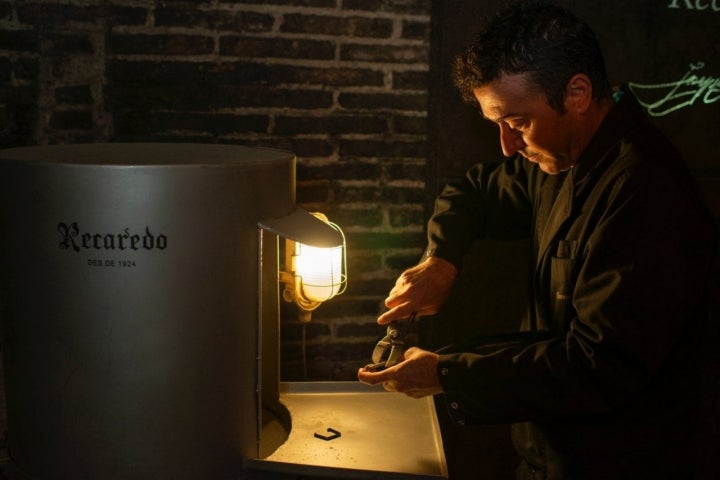 Bodega Recaredo: Jordi Mata degollando una botella de manera manual