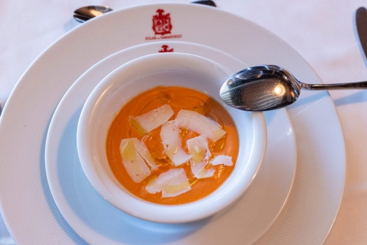 Salmorejo de tomates de Murillo con virutas de queso de cabra de la Sierra de Cameros.