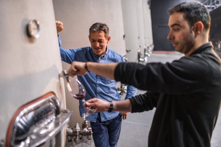 Probando vino en la bodega Arzuaga