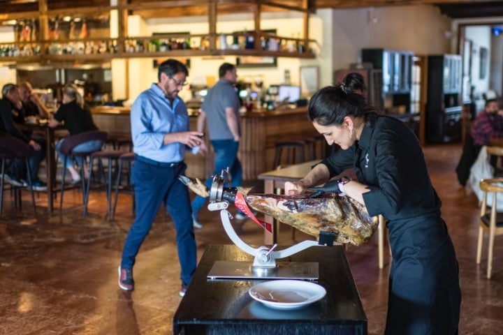 Cortadora de jamón en el restaurante Tradicional del hotel Arzuaga