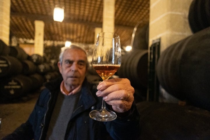 Bodegas Tradición (Jerez de la Frontera): ofreciendo una copa de oloroso