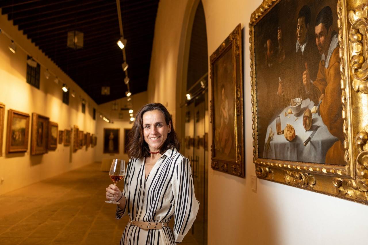 Bodegas Tradición (Jerez de la Frontera): Helena Rivero tomando un jerez en la pinacoteca de su bodega