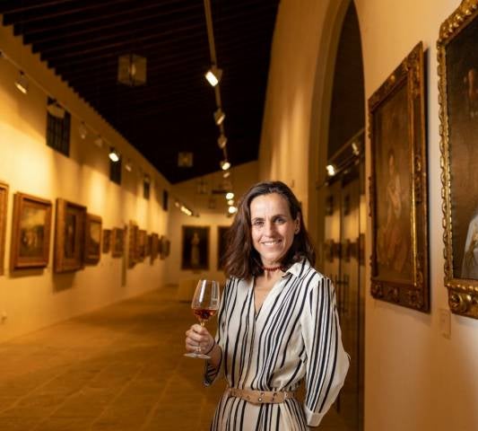 Bodegas Tradición (Jerez de la Frontera): Helena Rivero tomando un jerez en la pinacoteca de su bodega