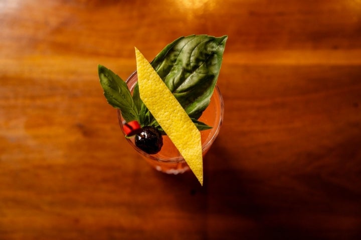 WHITE NEGRONI UMEBOSHI, uno de los cócteles de autor de la coctelería Enso en Donostia.