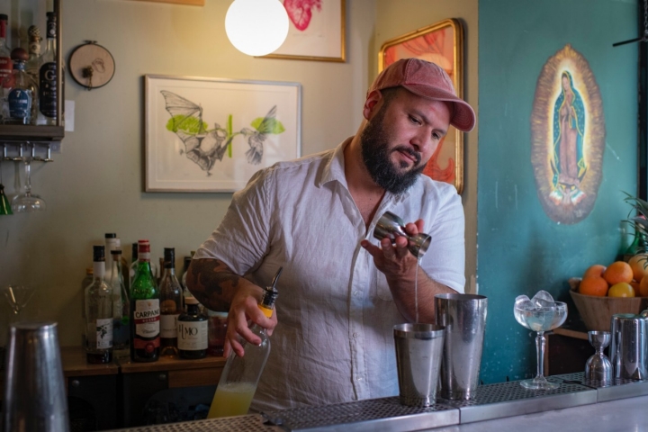  Carlos preparando un pisco souer.