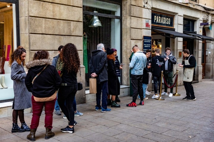 Filas eternas en la puerta, el pan de cada tarde en 'Paradiso'.