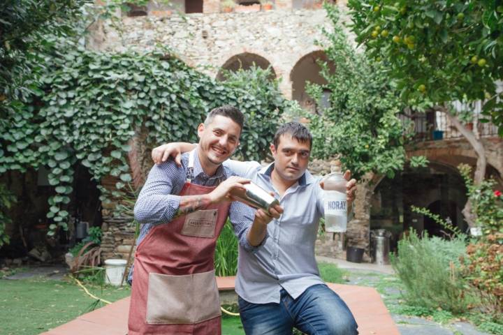 Ginebra Costa Brava Distillery: Gerard e Isaac en el patio de la destilería