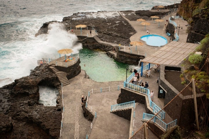 Las piscinas naturales del Charco Azul, junto a la destileria.