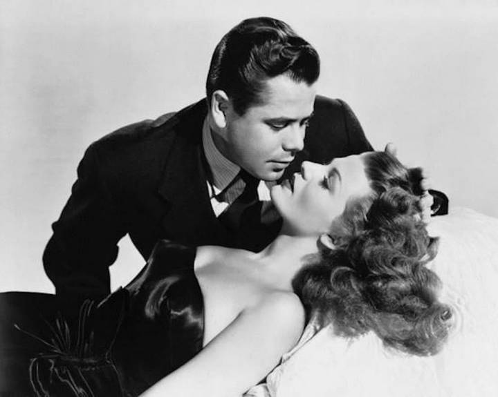 Glenn Ford y Rita Hayworth en Gilda beben vermut con whisky. Foto: Morro Fi.