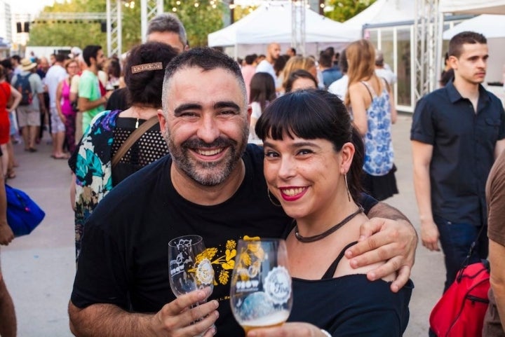 De cañas con buena compañía. Foto: Fira de cerveses artesanes del Poblenou.