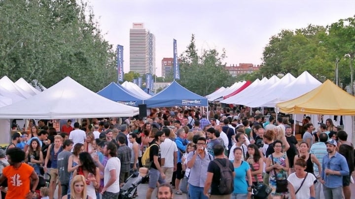 Ambiente en la feria. Foto: La Fira de cerveses artesanes del Poblenou.