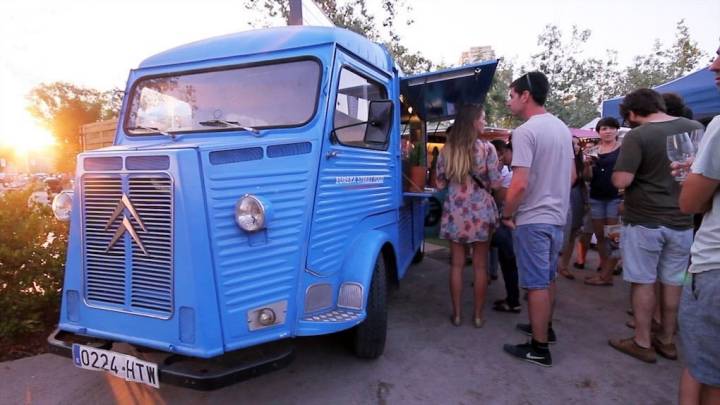 Y para comer... los mejores 'food trucks' de la zona. Foto: Fira de cerveses artesanes del Poblenou.