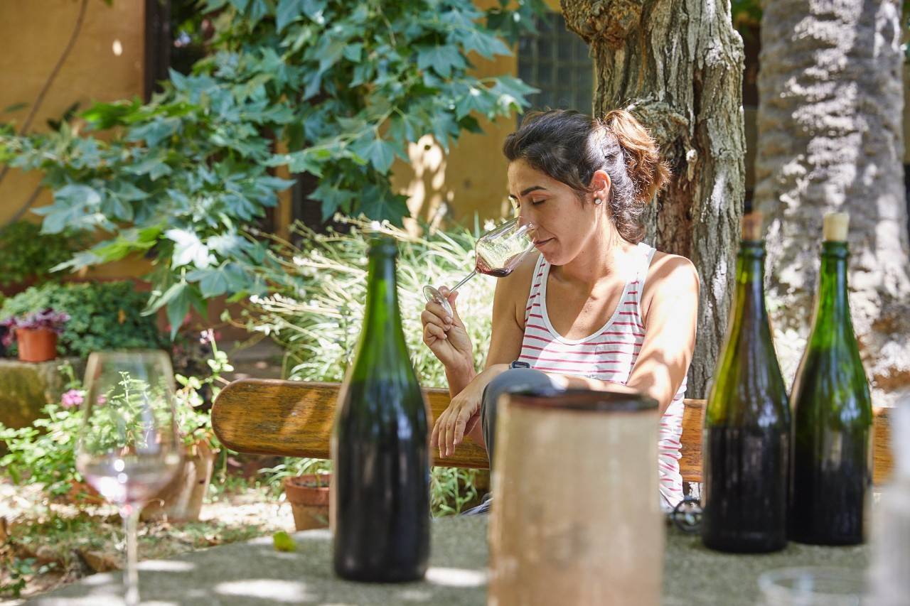 Bodega 'Mas Molla': Montse Molla catando uno de sus vinos (apertura)