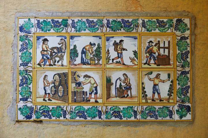 Bodega 'Mas Molla': azulejos con detalles de viniticultura
