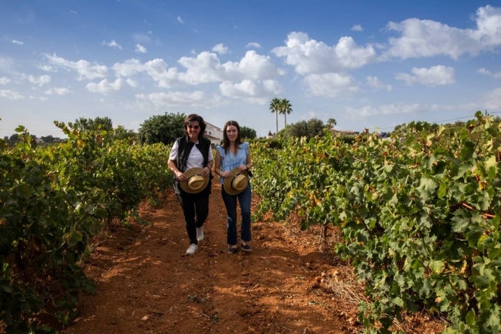 Cristina Rodríguez y su hija paseando entre vides