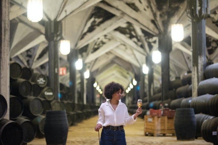 Paola Medina, enóloga de William & Humbert, en el casco de la bodega