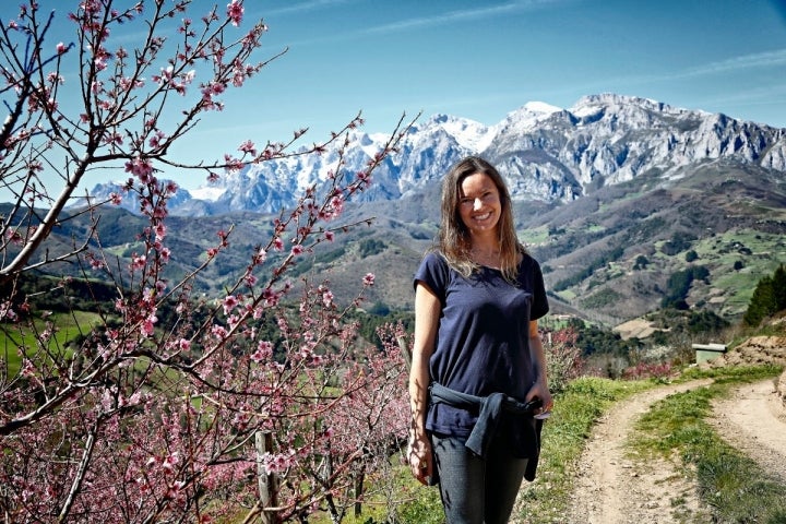 En estos viñedos, a los pies de los Picos de Europa, se cultivan garnacha, mencía y palomino.