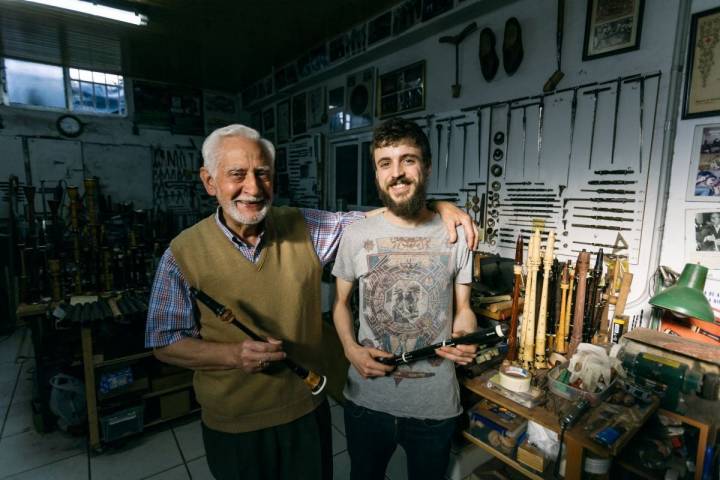 Antón y Ramón Corral, abuelo y nieto, en su taller de gaitas de Tui.