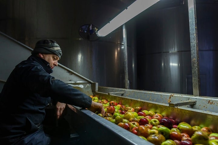 Las manzanas se lavan una a una.