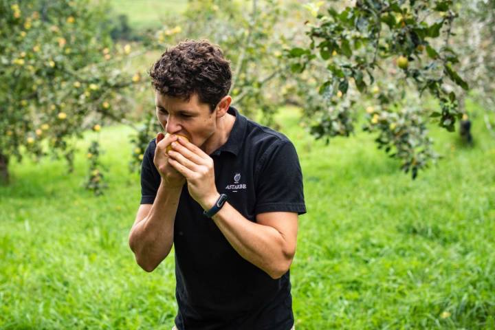 Sidrería Astarbe: Joseba comiéndose una manzana
