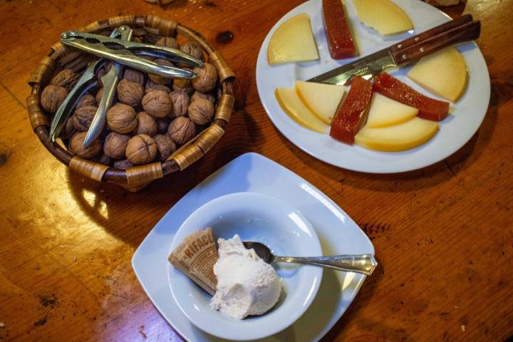 Sidrería Astarbe: queso, membrillo y nueces; y el helado de Fernando Sáenz
