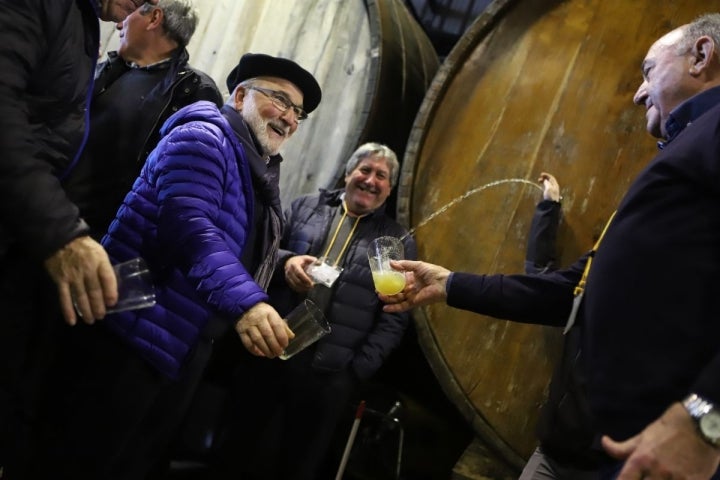 ¡Alegría! Saludando a la nueva sidra en la sidrería 'Gurutzeta'.