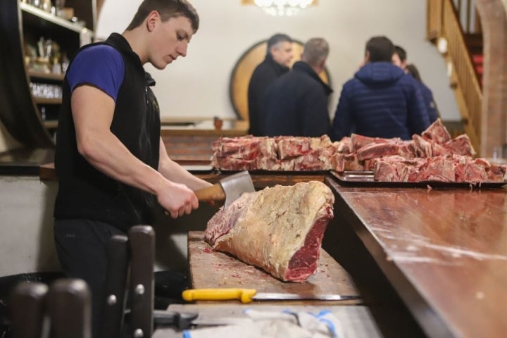 Preparando las 'txuletas' para las brasas.