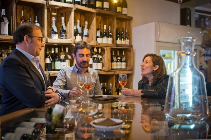 Nada como acabar la jornada laboral con colegas ante un buen vino.