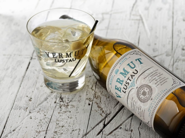 El vermú Lustau Vermut Blanco, hecho con un fino con moscatel como base.