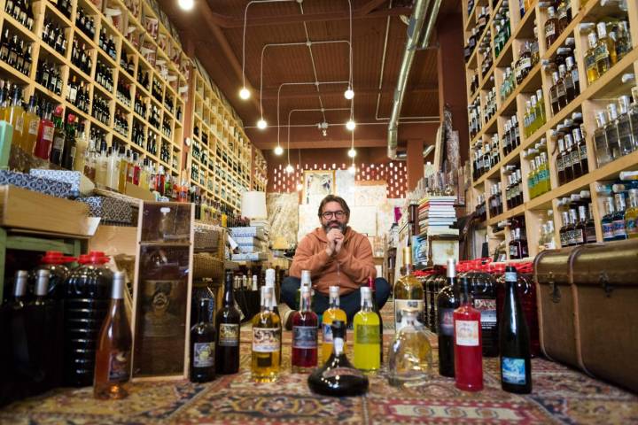 Vinatería Yáñez (Zaragoza): Ciriaco Yáñez junto a algunos de sus vinos, cervezas y licores