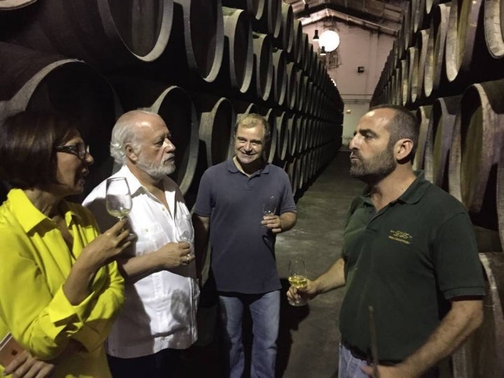 Catando La Bien Pagá en la bodega.