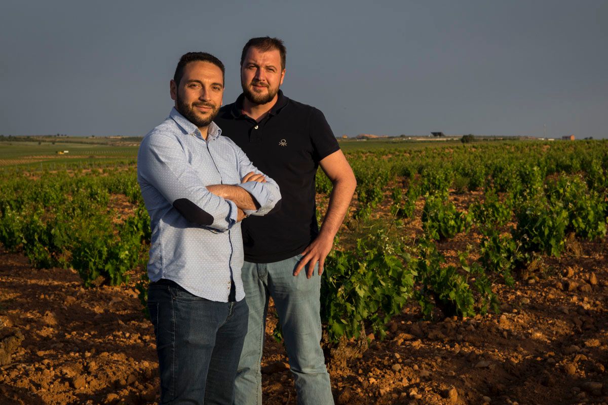 Jesús y Julián, de la microbodega 'Toledo & Ajenjo', primos y residentes en Quintanar de La Orden.