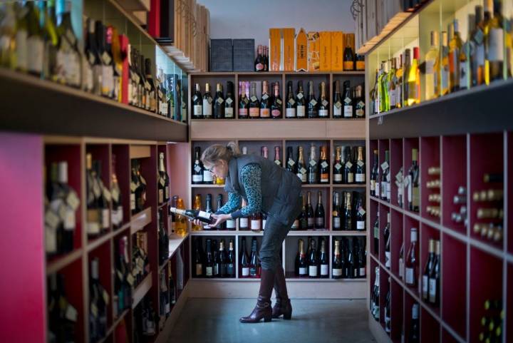 Madrid recupera poco a poco sus vinos más representativos. En la foto, Carmen, de la Vinoteca Borolo, eligiendo una botella.