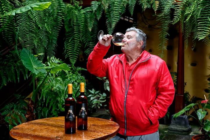 Carlos Pérez disfruta de sus vinos con las visitas que llegan a su bodega casi a diario.