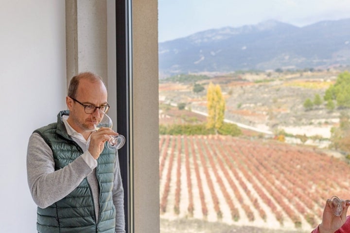 Bodega Bideona (Rioja Alavesa): Andreas Kubach catando uno de sus vinos