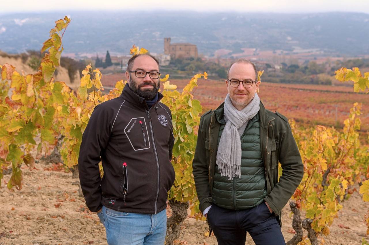 Bodega Bideona (Rioja Alavesa): Tao Platón (enólogo) y Andreas Kubach (director general) en uno de sus viñedos