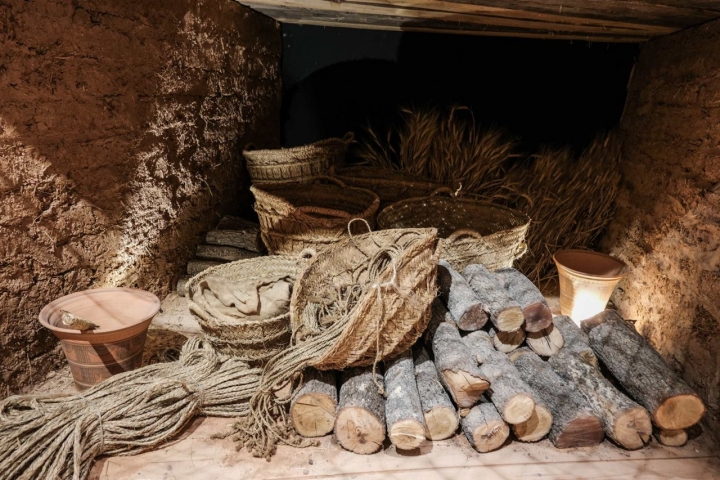 Réplicas de cestos y leña del Cerro de las Cabezas de Valdepeñas.