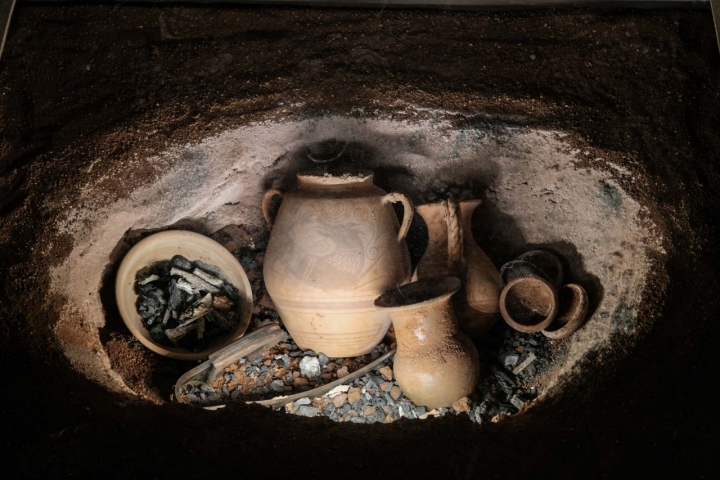Reproducción de un ajuar funerario en el Centro de Interpretación del Cerro de las Cabezas.